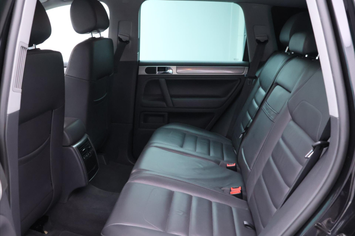 Volkswagen Touareg 3,0 TDi 176kW CZ 4M Serv.kniha