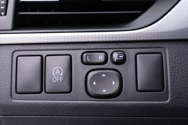 Toyota Avensis 2,0 D-4D 105kW Navi LED Tempo