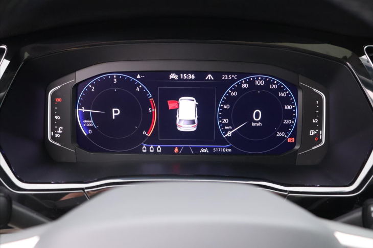 Volkswagen Touran 2,0 TDI DSG R-Line 1.Maj DPH
