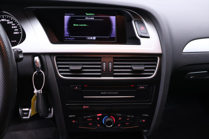 Audi A4 2,0 TDI 105kW S-line Navi Xenon