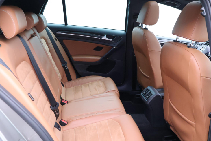 Volkswagen Golf 2,0 TDI 110kW DSG Highline CZ