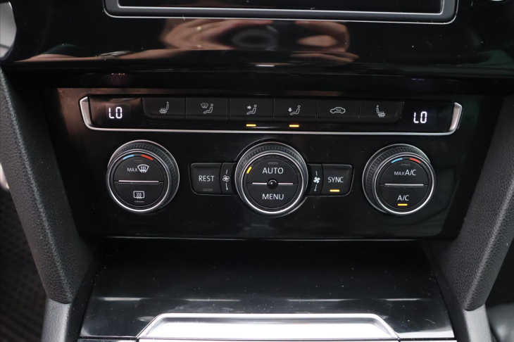 Volkswagen Passat 2,0 TDI 140kW DSG R-line CZ