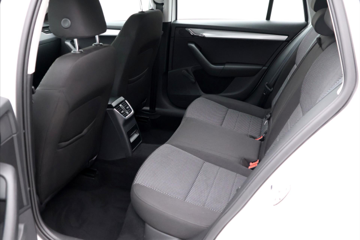 Škoda Octavia 1,6 TDi 81kW DSG Ambition CZ
