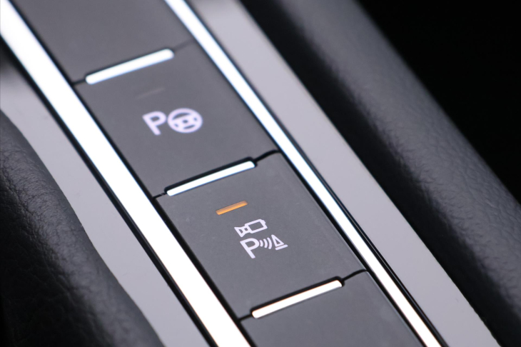 Volkswagen Passat 2,0 TDI DSG IQ Light 1.Maj DPH