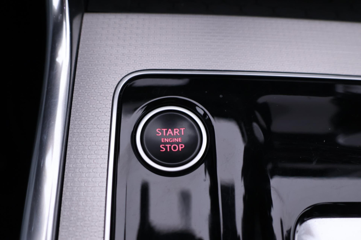 Jaguar XE 2,0 P300 221kW R-Dynamic DPH