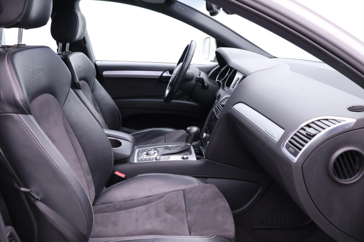 Audi Q7 3,0 TDI 180kW S-LINE CZ 7 Míst
