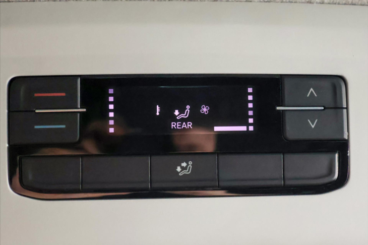 Volkswagen Transporter 2,0 TDI DSG DR 8-Míst Bulli