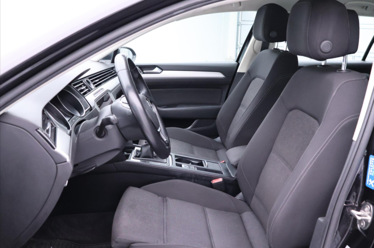 Volkswagen Passat 1,6 TDI Highline Aut klima LED