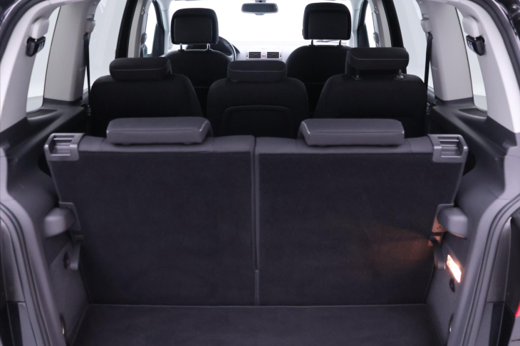 Volkswagen Touran 1,2 TSI Cup 7-Míst Serv.kniha