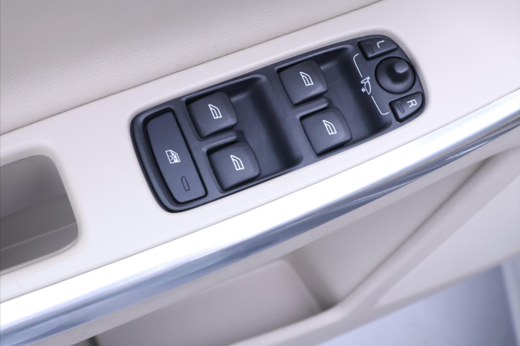 Volvo XC60 2,0 D3 100kW Summum Serv.Kniha