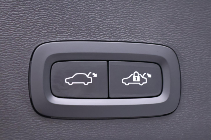 Volvo XC40 2,0 B4 145kW DCT Plus Dark DPH