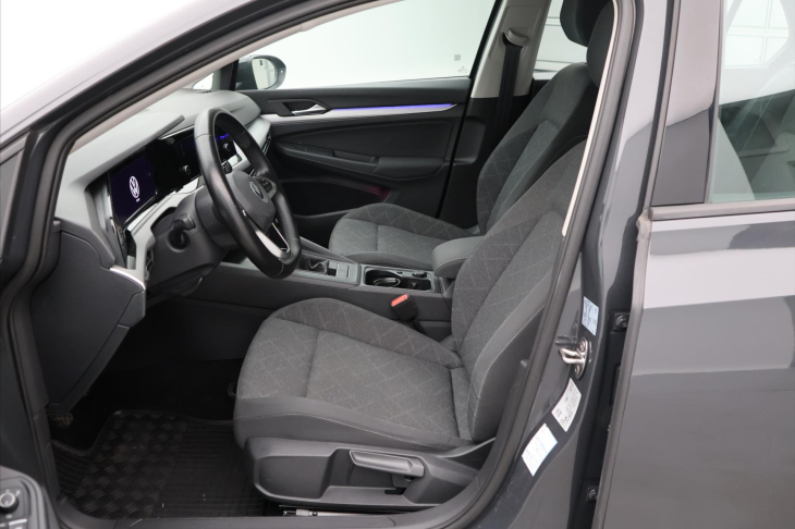 Volkswagen Golf 1,0 TSI 81KW LIFE Aut.klima CZ