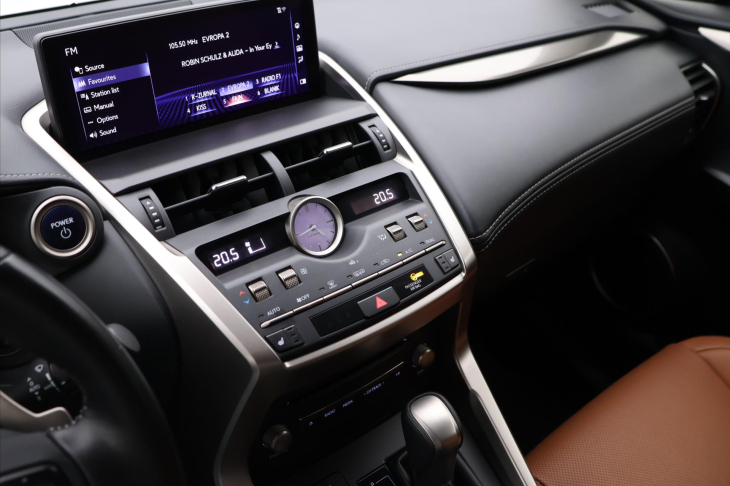 Lexus NX 300h 2,5 145 kW 4WD Prestige