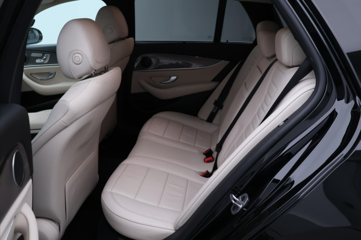 Mercedes-Benz Třídy E 2,0 300d 180kW DPH 360° Aut.