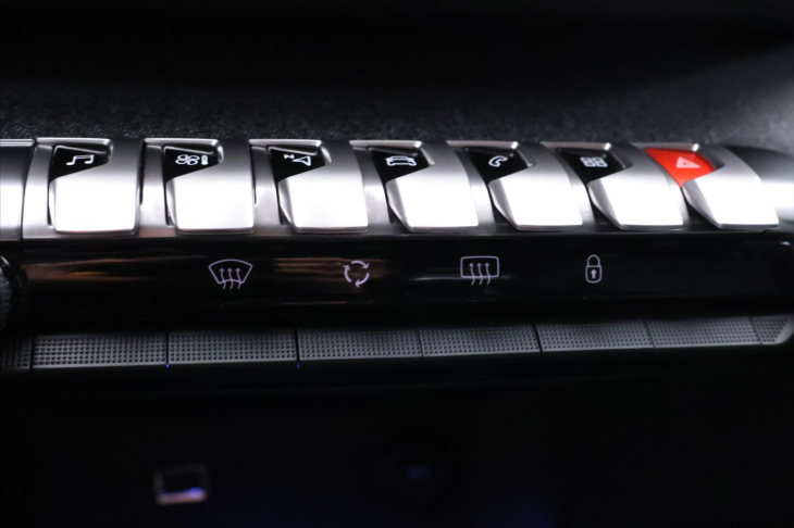 Peugeot 3008 1,2 PureTech 96KW CZ ALLURE