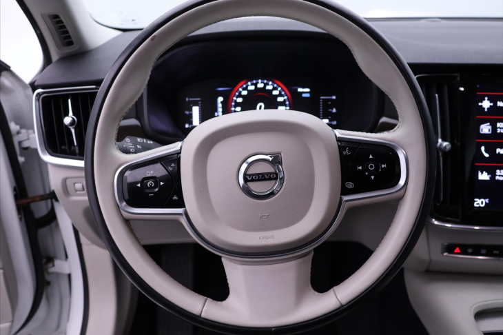 Volvo V90 2,0 D4 AWD Aut CZ Momentum DPH