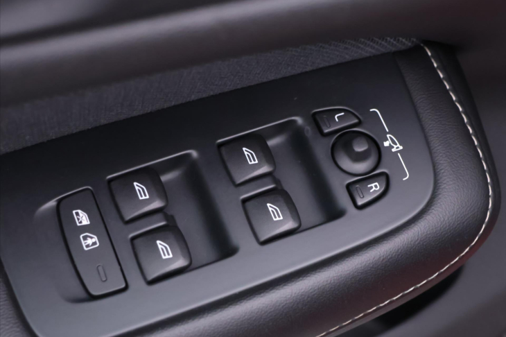 Volvo S60 2,0 T5 186kW Inscription CZ