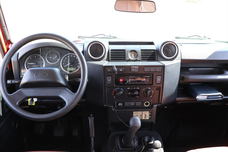 Land Rover Defender 2,4 TD4 7-Míst Kůže A/C 4x4