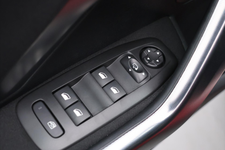 Peugeot 2008 1,2 PureTech 60kW Allure CZ