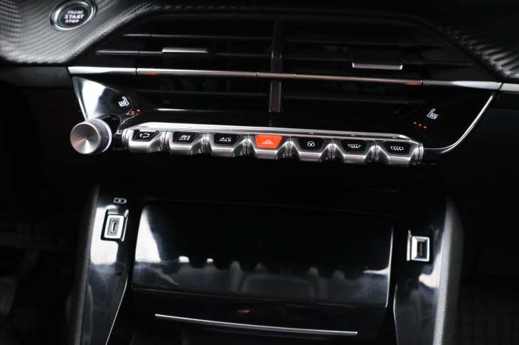 Peugeot 2008 1,2 PT 130k CZ Allure LED