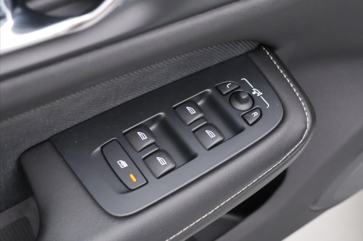 Volvo V60 2,0 T5 184kW Drive-E R-Design