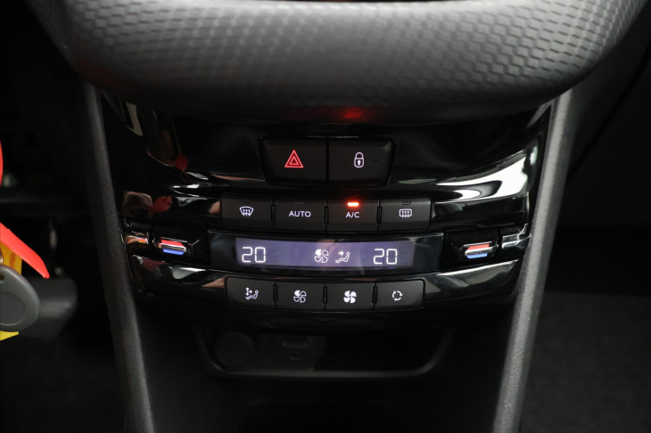Peugeot 2008 1,2 VTi 60kW AT,Navi