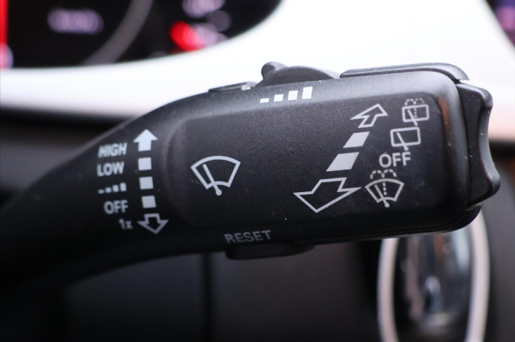 Audi A4 2,0 TDI 105kW S-line Navi Xenon