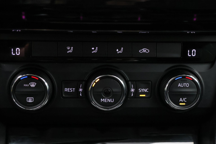 Škoda Superb 1,6 TDI Style 1.maj servis kn.