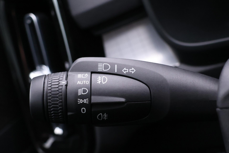 Volvo XC40 2,0 B4 145kW DCT Plus Dark CZ