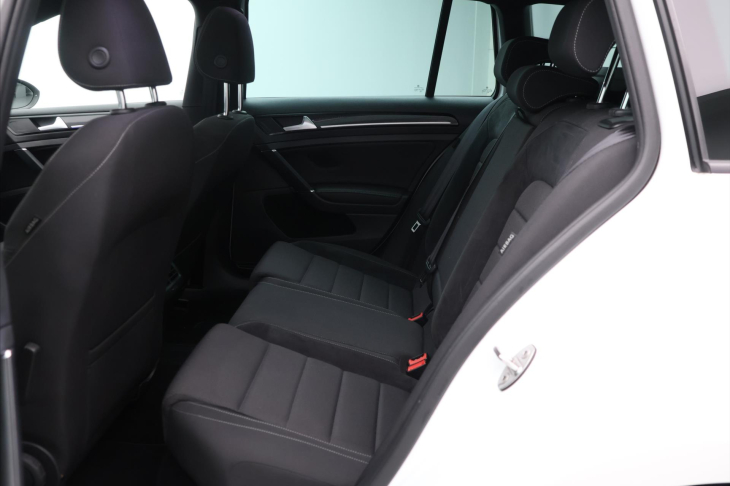 Volkswagen Golf 2,0 TSI 221kW R 4x4 DynAudio