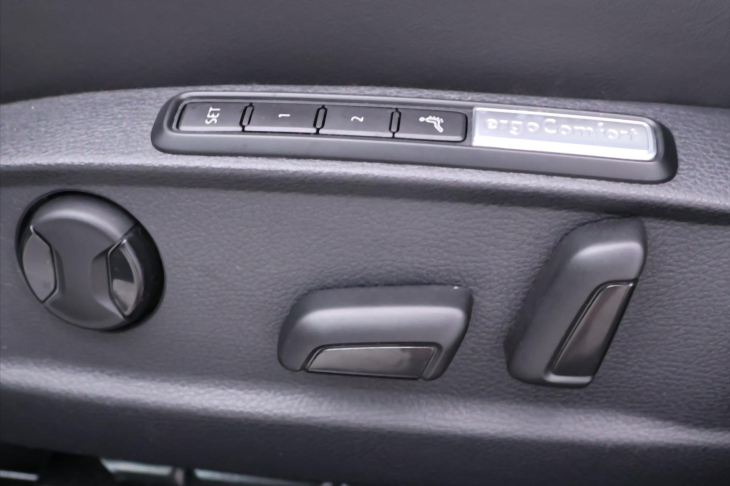 Volkswagen Passat 1,5 TSI DSG R-line Matrix DPH