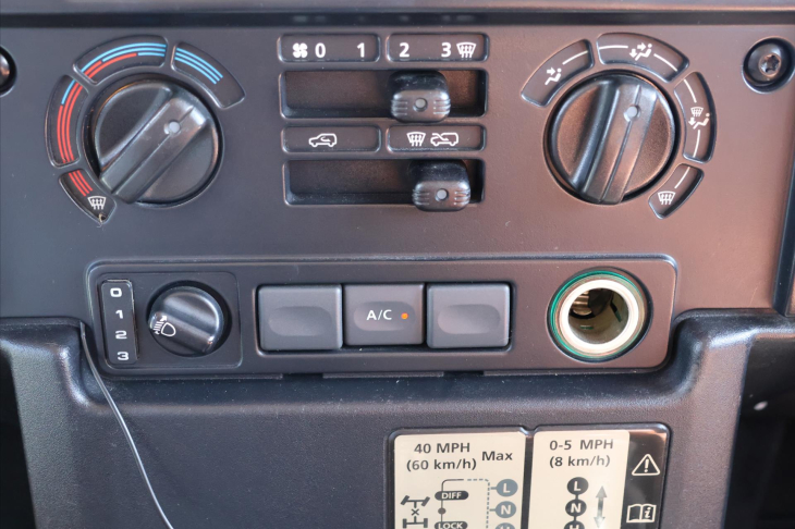 Land Rover Defender 2,4 TD4 7-Míst Kůže A/C 4x4