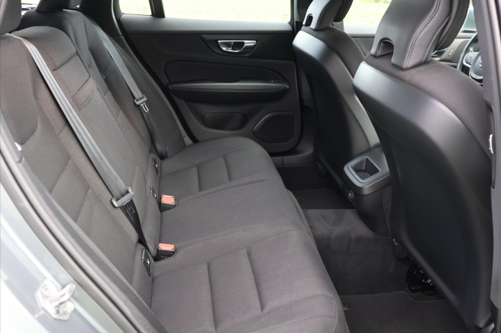 Volvo V60 2,0 D4 145kW Aut. LED Navi DPH