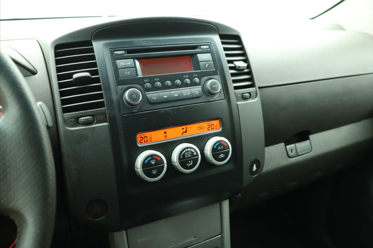 Nissan Pathfinder 2,5 dCi 140kW 4x4 7-Míst Tažné