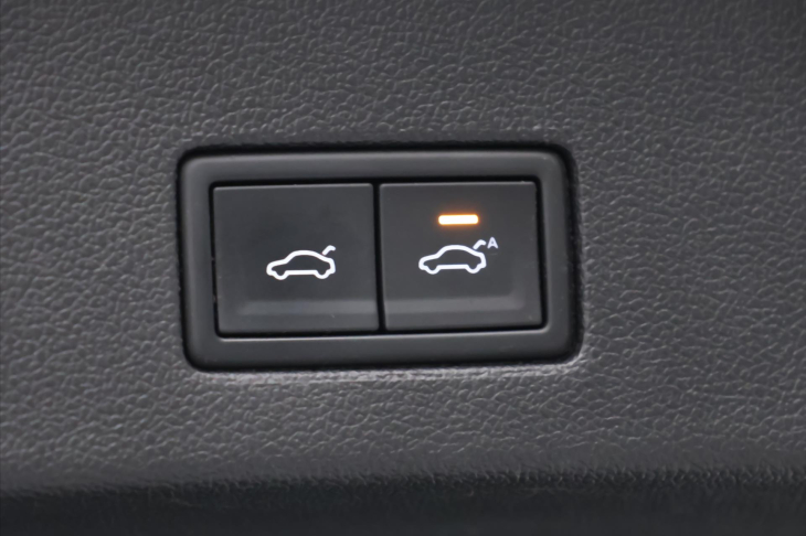 Volkswagen Touareg 3,0 TDI 210kW 4M LED DPH CZ