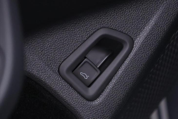 Volkswagen Golf 2,0 TDI R-line DSG Virtual DPH