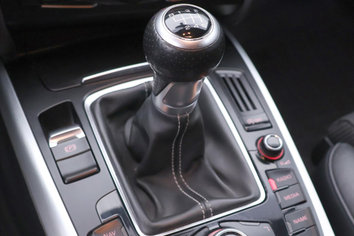 Audi A4 2,0 TDI 105kW S-line Navi Xenon