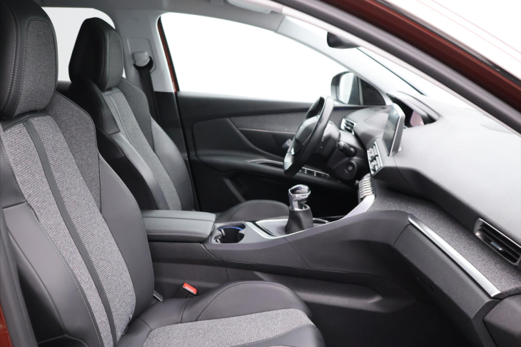 Peugeot 3008 1,5 Blue HDi 96kW Allure CZ