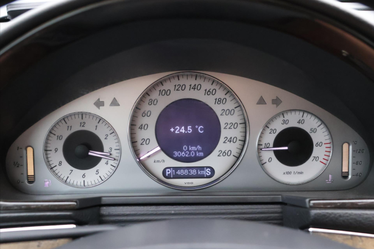 Mercedes-Benz Třídy E 3,2 E320 165kW AMG Paket