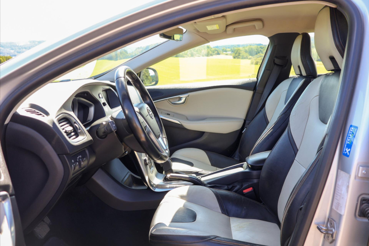 Volvo V40 2,0 D2 Aut. Cross Country 1Maj