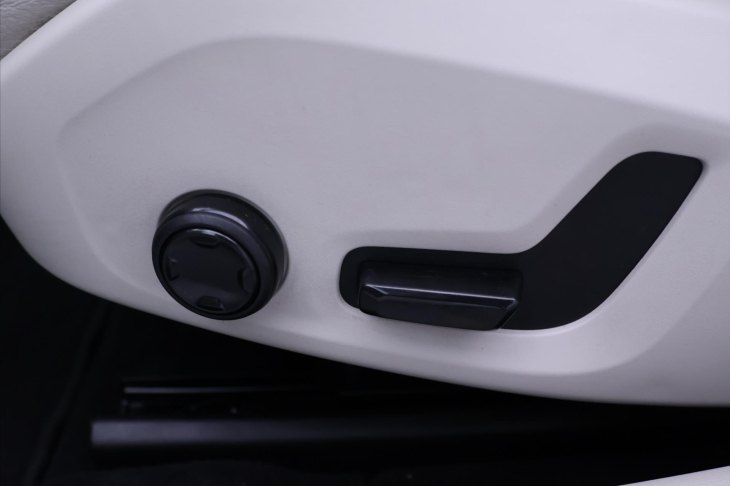 Volvo V90 2,0 D4 AWD Aut CZ Momentum DPH