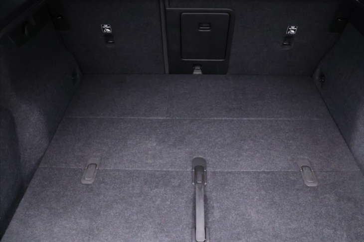 Volvo XC40 2,0 B4 145kW DCT Plus Dark CZ