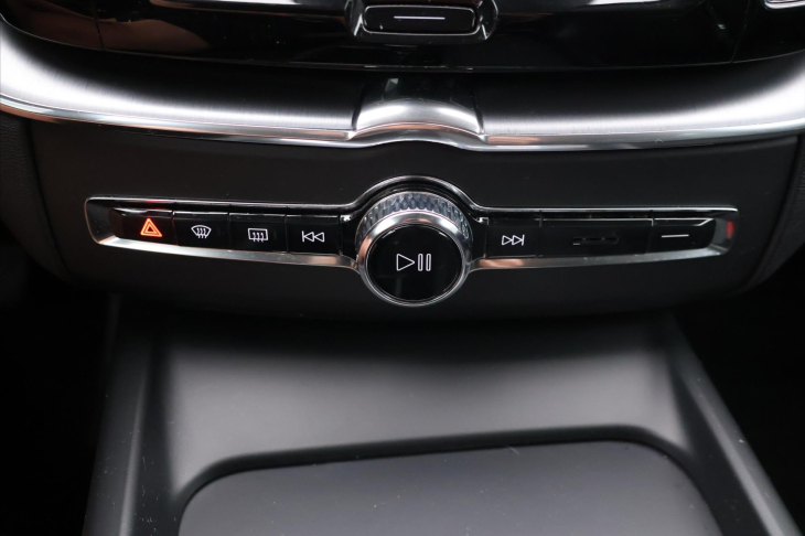 Volvo XC60 2,0 B4 145kW AWD Momentum CZ DPH