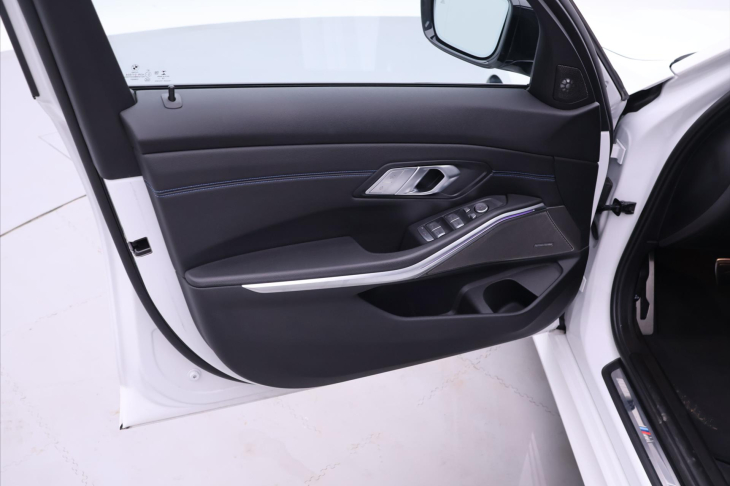 BMW Řada 3 2.0 330i 190kW M-Sport CZ DPH