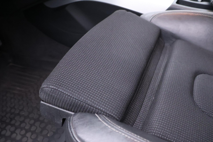 Audi A4 2,0 TDI 105kW S-line Navi Xenon