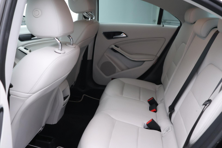 Mercedes-Benz CLA 1,6 180 90kW Entry Kůže Navi