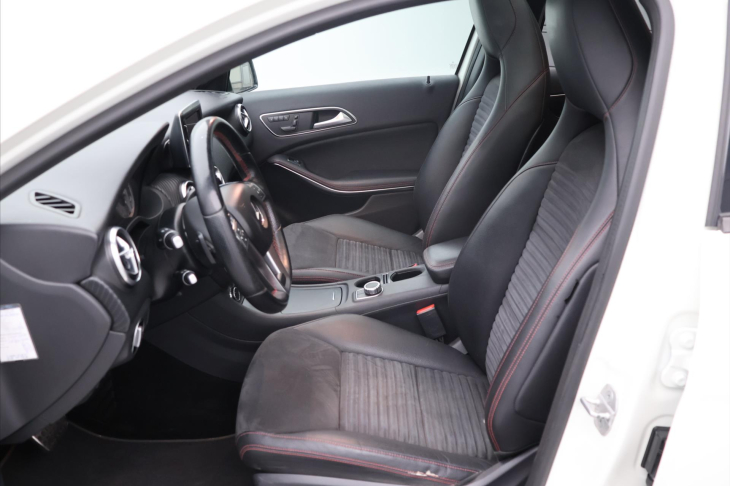 Mercedes-Benz Třídy A 1,6 200i Aut. AMG Prestige