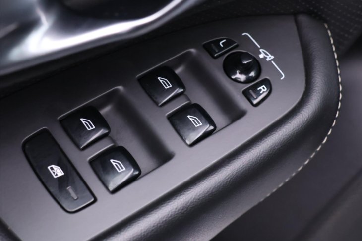 Volvo XC90 2,0 D5 Aut. AWD CZ R-Design