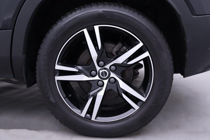 Volvo XC40 2,0 B4 145kW DCT Plus Dark CZ