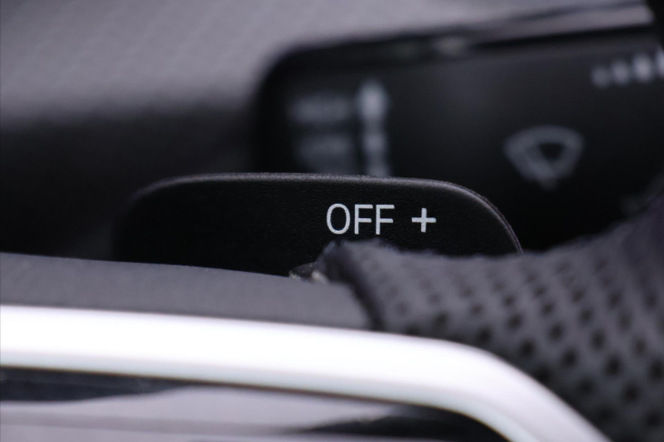 Volkswagen Golf 2,0 TDI R-line DSG Virtual DPH